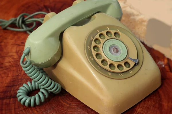 Старый телефон винтажного стиля — стоковое фото