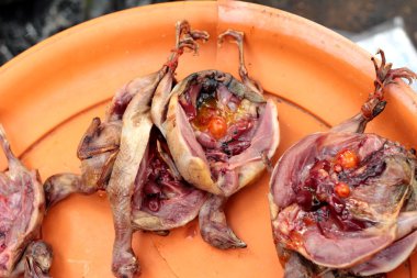 Markette yemek pişirmek için haşlanmış bıldırcın.