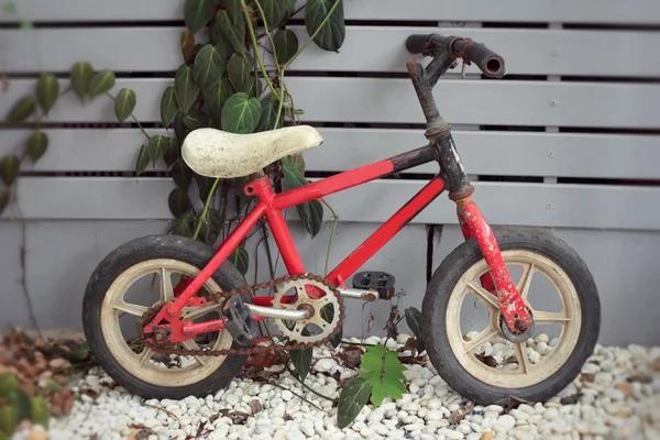 Vieux vélo vintage rouge pour enfants . — Photo