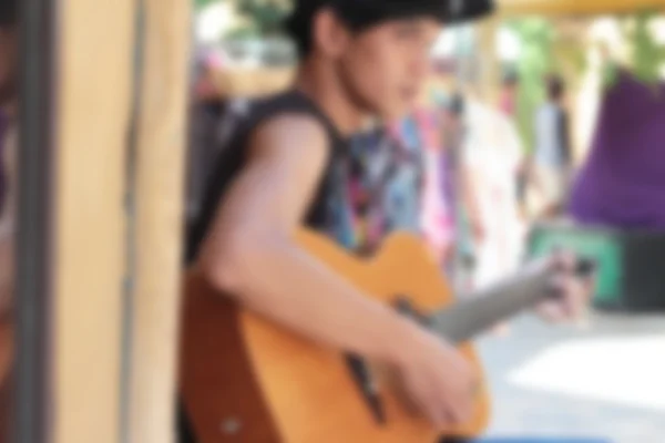 Mężczyzn Blureed gry na gitarze — Zdjęcie stockowe