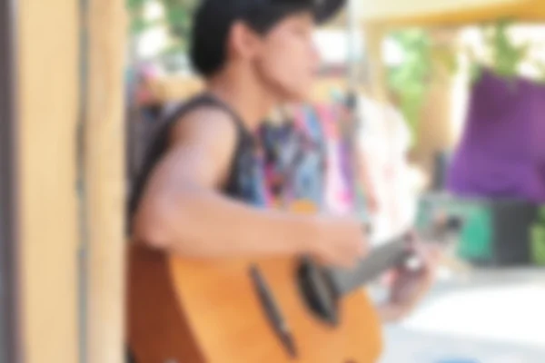 Blureed muži hraje na kytaru — Stock fotografie