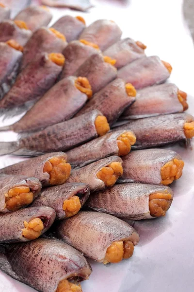 시장에 있는 싱싱 한 생선 — 스톡 사진