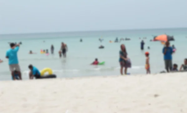 Suddiga människor på stranden — Stockfoto
