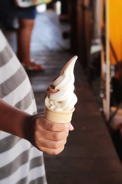 Lody czekoladowe w ręku — Zdjęcie stockowe