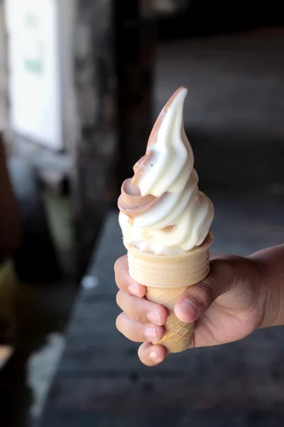 冰淇淋巧克力在手 — 图库照片