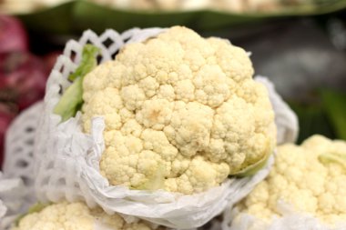 Pazarda taze lahana.