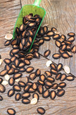 ahşap zemin üzerinde karpuz tohumu