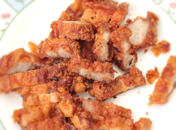 Goreng babi dalam piring — Stok Foto