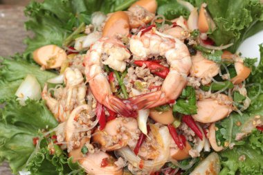 Spicy seafood noodle ile yeşil yapraklı sebzeler.