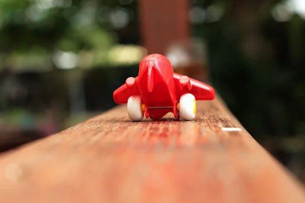 빨간 추진기와 함께 장난감 비행기. — 스톡 사진