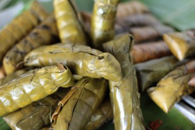 yapışkan pirinç sarılmış muz yaprakları - tatlı Tayland.