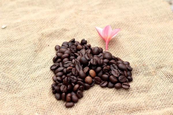 Beau coeur de grains de café torréfiés . — Photo