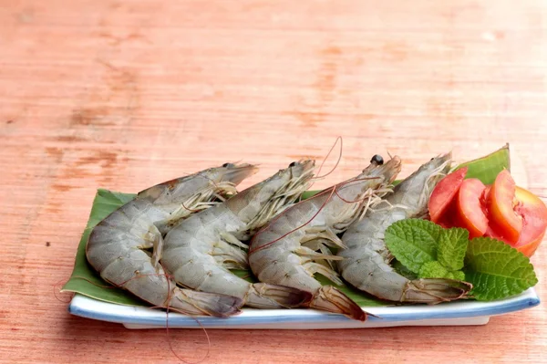 Čerstvé krevety a zelená zelenina na štítku — Stock fotografie