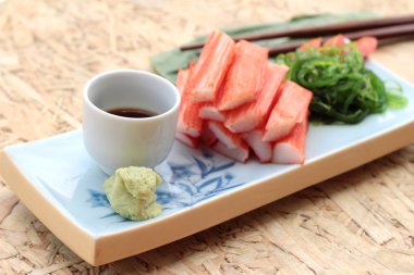 Yengeç sopa bir plaka üzerinde