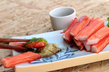 Yengeç sopa bir plaka üzerinde