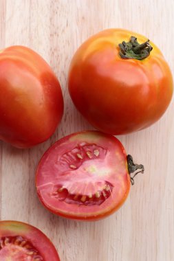 ahşap zemin üzerinde taze domates
