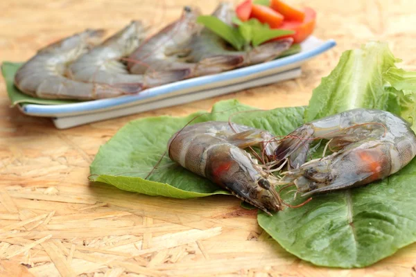 Udang segar dan sayuran hijau di piring — Stok Foto