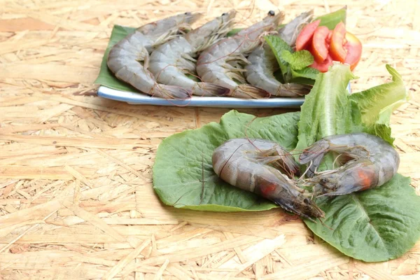 Udang segar dan sayuran hijau di piring — Stok Foto