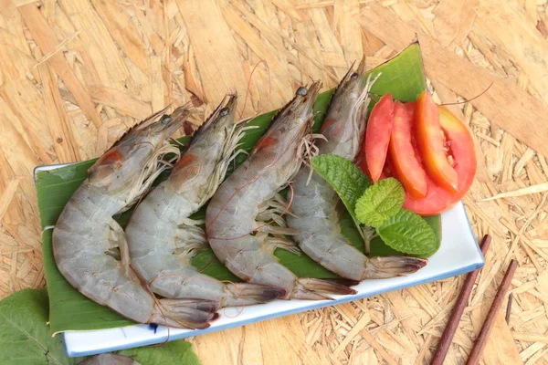 Udang segar dan sayuran hijau di piring — Stok Foto