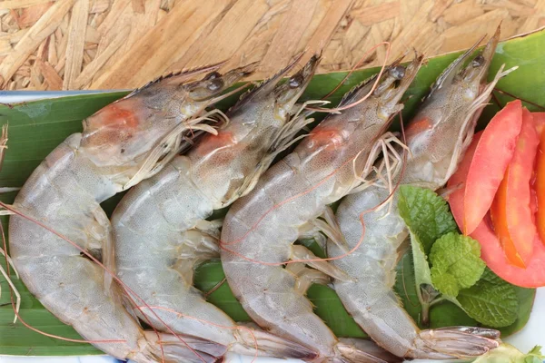 Udang segar dan sayuran hijau di piring — Stok Foto