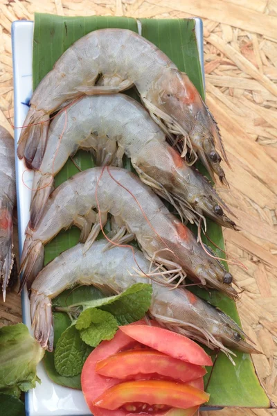 신선한 새우와 채소는 접시에 — 스톡 사진