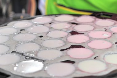 Hindistan cevizi sütü karıştırın şeker ve un - tatlı Tayland