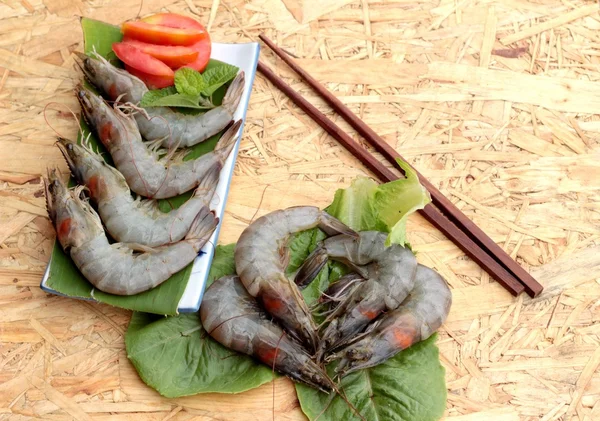 กุ้งสดและผักสีเขียวบนจาน — ภาพถ่ายสต็อก