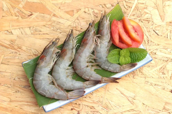 Udang segar dan sayuran hijau di piring — Stok Foto