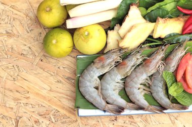 Karides ve limon, biber, Limon otu, Güney Afrika'da bir kabile kireç yaprakları çorba için baharatlı