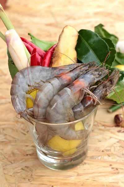 Shrimp and lemon, chilli, lemon grass, kaffir lime leaves for soup spicy — Stock Photo, Image