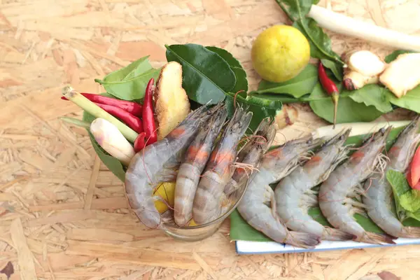 Shrimp and lemon, chilli, lemon grass, kaffir lime leaves for soup spicy — Stock Photo, Image