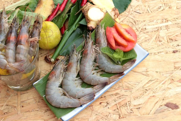 Camarão e limão, pimenta, grama de limão, folhas de limão kaffir para sopa picante — Fotografia de Stock