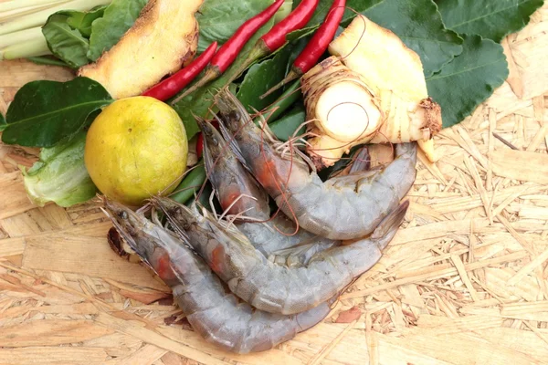 Udang dan lemon, cabai, lemon rumput, kaffir kapur daun untuk sup pedas — Stok Foto