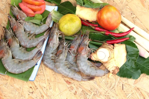 Shrimp and lemon, chilli, lemon grass, kaffir lime leaves for soup spicy — Stock Photo, Image