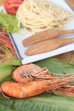 Plaka üzerinde Karidesli Makarna spagetti.