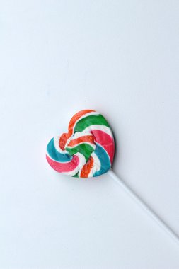 şeker Sevgililer kalpler ahşap arka plan üzerinde