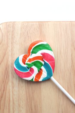 şeker Sevgililer kalpler ahşap arka plan üzerinde