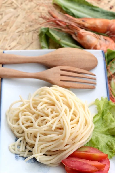 Plaka üzerinde Karidesli Makarna spagetti. — Stok fotoğraf