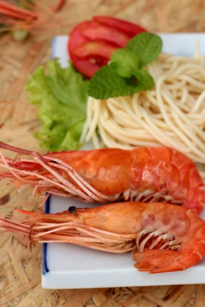 Pasta spaghetti dengan udang di piring . — Stok Foto