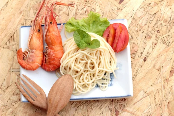 Plaka üzerinde Karidesli Makarna spagetti. — Stok fotoğraf