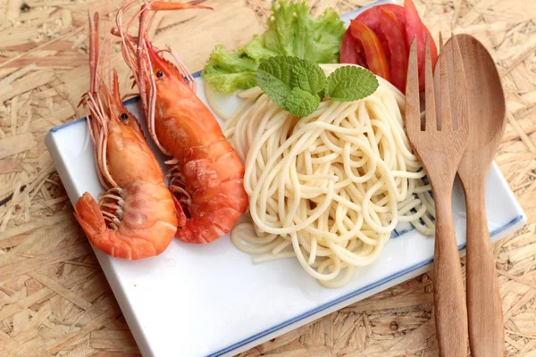 Pasta spaghetti med räkor på plattan. — Stockfoto