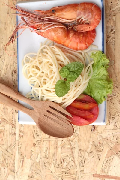 Espaguete de macarrão com camarão na placa . — Fotografia de Stock