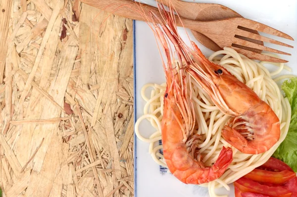 Spaghetti di pasta con gamberetti sul piatto . — Foto Stock