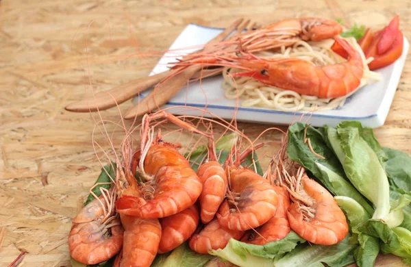 Pasta spaghetti dengan udang di piring . — Stok Foto