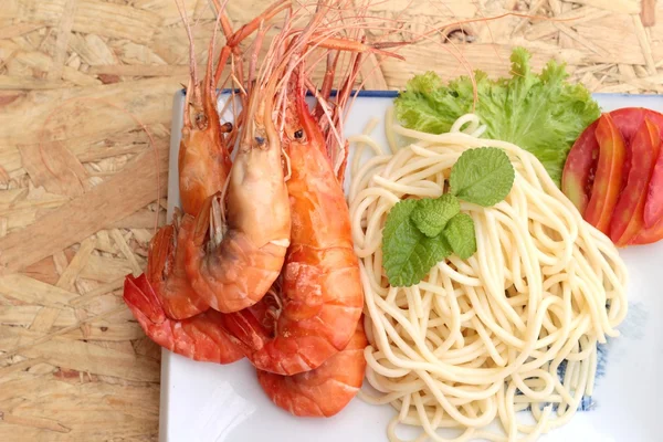 Pasta spaghetti med räkor på plattan. — Stockfoto