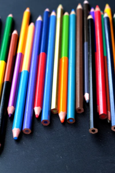 Barevné tužky - izolované na černém pozadí — Stock fotografie