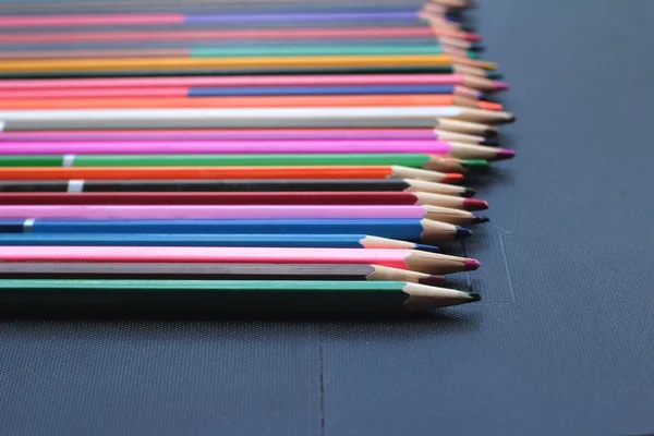 Lápis coloridos - isolado em fundo preto — Fotografia de Stock