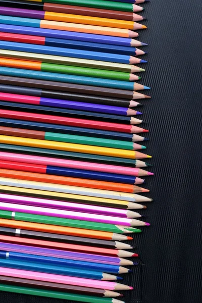 Красочные карандаши - изолированные на черном фоне — стоковое фото