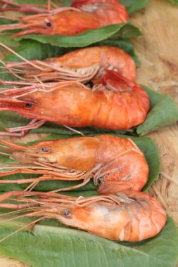 Yeşil sebzeler ile barbekü ızgara karides