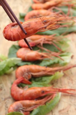 Yeşil sebzeler ile barbekü ızgara karides